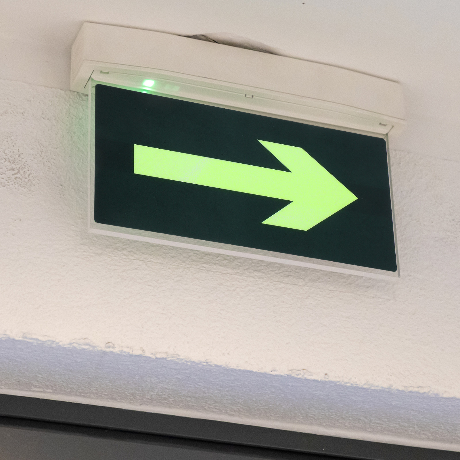 Emergency Exit Sign - 8 ชิ้น สติกเกอร์บอกทางออกฉุกเฉินเรืองแสงกันน้ำ ติดเองได้ ป้ายความปลอดภัยฉุกเฉิน สำหรับการอพยพในกรณีไฟไหม้